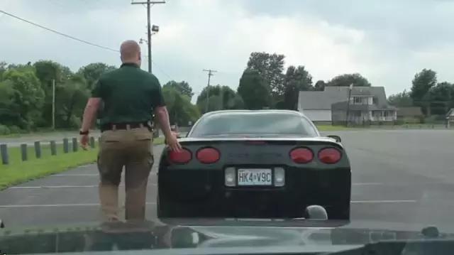 警察在查車的時候會摸一下車屁股，有什么含義嗎？